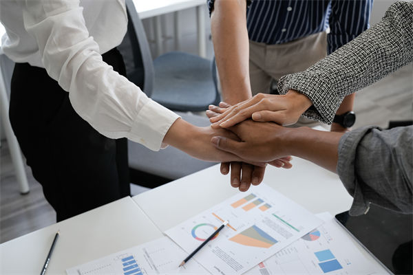 战略管理怎样融合多元文化，驱动跨国业务的拓展？